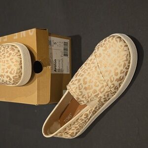 Toms Avalon NIB Natural Cheetah Foil slip-on shoe Youth size 5 (EU 37)